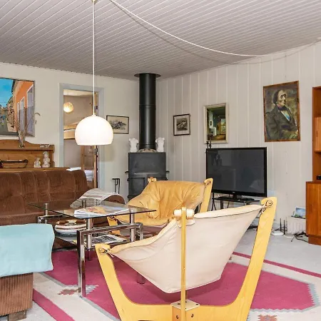 6 Person In H Jslev By Traum *